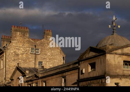 Sonnendurchflutete Gebäude rund um die Pulteney Bridge über den Fluss Avon in der historischen Stadt Bath im Vereinigten Königreich Stockfoto