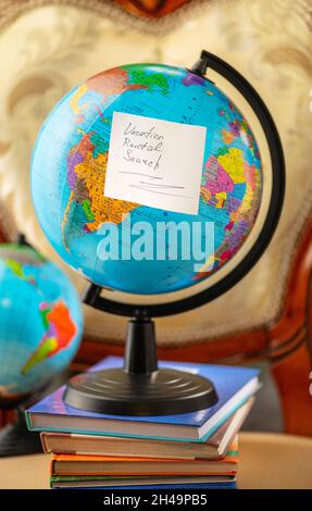 Konzept von Globe auf der Suche nach einem Ferienort Stockfoto