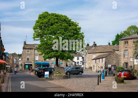 Grassington Yorkshire, Blick im Sommer auf den Market Square im Zentrum von Grassington, einer malerischen Marktstadt in den Yorkshire Dales, England, Großbritannien Stockfoto