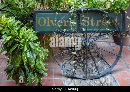 LOS ANGELES, CALIFORNIA, USA - AUGUST 10 : Olvera Straßenschild in Los Angeles, California, USA am 10. August 2011 Stockfoto