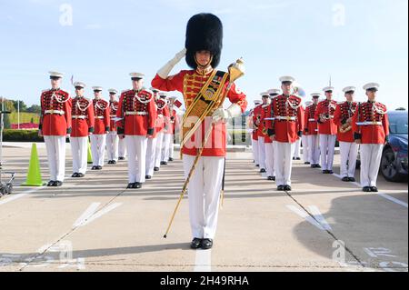 Arlington, Vereinigte Staaten von Amerika. 28. Oktober 2021. Die U.S. Marine Band, „Presidents Own“, grüßt während der Zeremonie zur Ankunft des slowakischen Verteidigungsministers Jaroslav nad’, die vom Verteidigungsminister Lloyd J. Austin III am 28. Oktober 2021 in Arlington, Virginia, veranstaltet wurde. Kredit: Joseph Lawson/DOD/Alamy Live Nachrichten Stockfoto