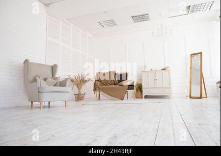 Minimalistische Einrichtung von Schlaf- oder Wohnzimmer. Skandinavischer Stil in einem Fotostudio Stockfoto