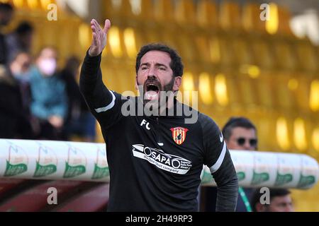 Benevento, Italien. November 2021. Fabio Caserta von Benevento, während des Spiels der italienischen Serie B Meisterschaft zwischen Benevento gegen Brescia Endergebnis 0-1, Spiel im Ciro Vigorito Stadium gespielt. Benevento, Italien, 01. November 2021. (Foto von Vincenzo Izzo/Sipa USA) Quelle: SIPA USA/Alamy Live News Stockfoto