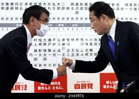 Tokio, Japan. Oktober 2021. Der japanische Premierminister und regierende Führer der Liberaldemokratischen Partei, Fumio Kishida (R), hat sich nach den japanischen Parlamentswahlen im Parteihauptsitz in Tokio mit dem ehemaligen Außenminister und hochrangigen Parteimitglied Taro Kono getroffen. (Bild: © POOL via ZUMA Press Wire) Stockfoto