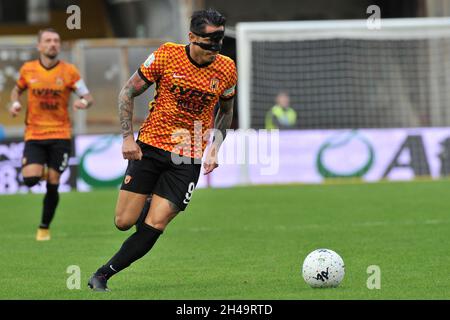 Benevento, Italien. November 2021. Gianluca Lapadula Spieler von Benevento, während des Spiels der italienischen Serie B Meisterschaft zwischen Benevento gegen Brescia Endergebnis 0-1, Spiel im Ciro Vigorito Stadium gespielt. Benevento, Italien, 01. November 2021. (Foto von Vincenzo Izzo/Sipa USA) Quelle: SIPA USA/Alamy Live News Stockfoto