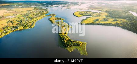 Ljepyel District, Lepel Lake, Belooserny District, Vitebsk Region. Luftaufnahme Eines Wohngebiets Mit Häusern Auf Dem Land. Blick Von Oben Auf Die Insel Stockfoto