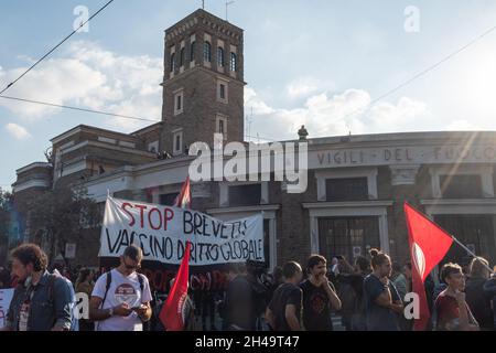 Rom, Italien. Oktober 2021. Tausende Menschen, insbesondere junge Menschen, demonstrierten von der Porta San Paolo bis zur Piazza Bocca della Verità gegen die G20. (Foto von Leo Claudio De Petris/Pacific Press/Sipa USA) Quelle: SIPA USA/Alamy Live News Stockfoto