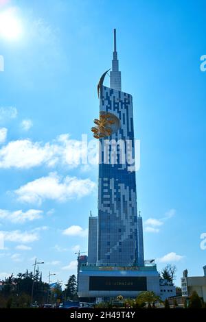 Moderne Architektur von Batumi. Wolkenkratzer mit einem Riesenrad. Batumi, Georgia - 03.22.2021 Stockfoto