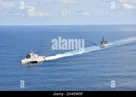 JS Yudachi, USA. 28. Oktober 2021. Das US Navy Independence-Variant Littoral Combat Ship USS Jackson, links, segelt in Formation mit dem Japan Maritime Self-Defense Force Murashame-Klasse Zerstörer JS Yudachi, während einer gemeinsamen Patrouille, 28. Oktober 2021 im Südchinesischen Meer. Kredit: JMSDF Höflichkeit Foto/US Navy/Alamy Live Nachrichten Stockfoto