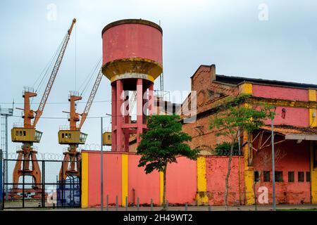 Alte Gebäude und Kraniche im Hafenviertel in Rio de Janeiro, Brasilien. 31. Oktober 2021 Stockfoto