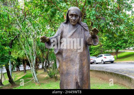 Skulptur oder Statue von Mutter Teresa de Calcuta auf dem Gelände der Metropolitan Cathedral Saint Sebastian in Rio de Janeiro, Brasilien. 31. Oktober 2021 Stockfoto