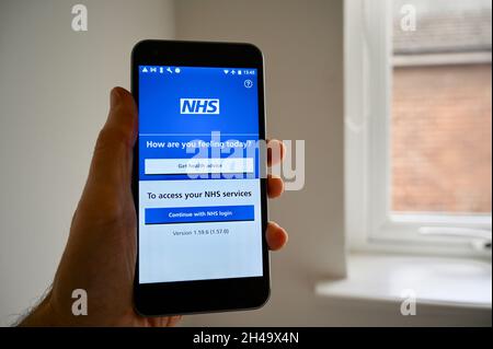 NHS-App auf einem Mobiltelefon angezeigt. Stockfoto