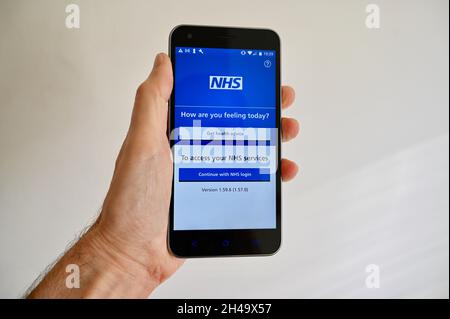 NHS-App auf einem Mobiltelefon angezeigt. Stockfoto