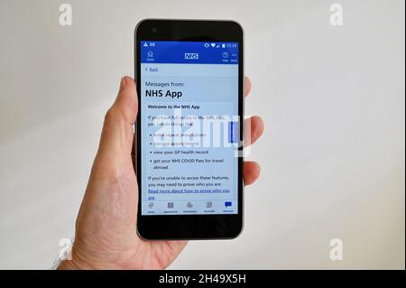 Nachrichten von der NHS-App auf einem Mobiltelefon angezeigt. Stockfoto