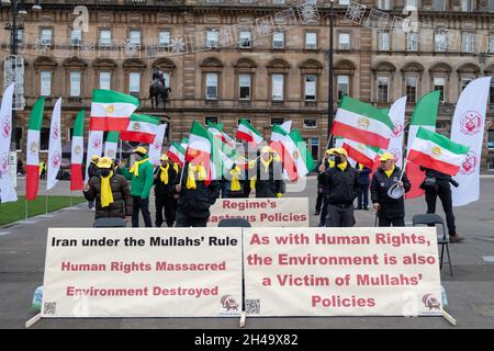 Glasgow, Schottland, Großbritannien. 1. November 2021: Mitglieder der anglo-iranischen Gemeinschaften, Anhänger des Nationalen Widerstandsrates des Iran (NCRI) versammeln sich auf dem George Square, um die Staats- und Regierungschefs der Welt aufzufordern, das iranische Volk zu unterstützen und ihre Bemühungen zu verstärken, den Präsidenten des Regimes, Ebrahim Raisi, für Verbrechen gegen die Menschlichkeit und Völkermord am zweiten Tag des UN-Klimawandels zur Rechenschaft zu ziehen Konferenz COP26. Kredit: Skully/Alamy Live Nachrichten Stockfoto