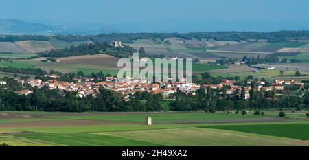 Blick auf das Dorf Antoingt in der Lembronnais Ebene bei Issoire, Puy de Dome Department, Auvergne Rhone Alpes, FrankreichIssoire // Frankreich. Auvergn Stockfoto