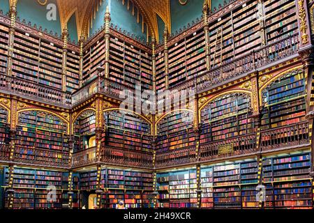 Schöne alte hölzerne Bücherregale im Inneren der Real Gabinete de Leitura. Das alte Gebäude ist eine öffentliche Bibliothek und eine Touristenattraktion in Rio de Janei Stockfoto