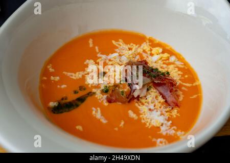 Salmorejo, spanische kalte Tomatensuppe Stockfoto