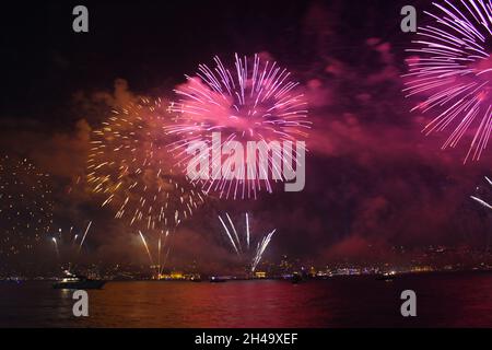 Feuerwerk Feuerwerk Nacht Bewegung beleuchtet explodierende Veranstaltung Wasser Kunst Kultur und Unterhaltung Himmel Natur Feuerwerk - von Menschen gemacht obj Stockfoto