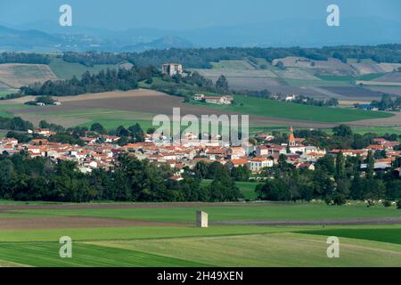 Blick auf das Dorf Antoingt in der Lembronnais Ebene bei Issoire, Puy de Dome Department, Auvergne Rhone Alpes, FrankreichIssoire // Frankreich. Auvergn Stockfoto