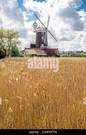 Die Cley Windmühle aus dem frühen 19. Jahrhundert im Dorf Cley am Meer, Norfolk UK Stockfoto