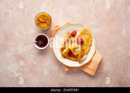 Blick von oben auf Crepes mit Erdbeere und Marmeladen Stockfoto