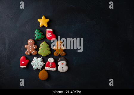 Blick von oben auf die Weihnachts-Lebkuchenkekse in Eve-Form Stockfoto