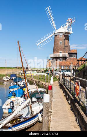 Die Cley Windmühle aus dem frühen 19. Jahrhundert am Fluss Glaven im Dorf Cley am Meer, Norfolk UK Stockfoto