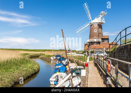 Die Cley Windmühle aus dem frühen 19. Jahrhundert am Fluss Glaven im Dorf Cley am Meer, Norfolk UK Stockfoto