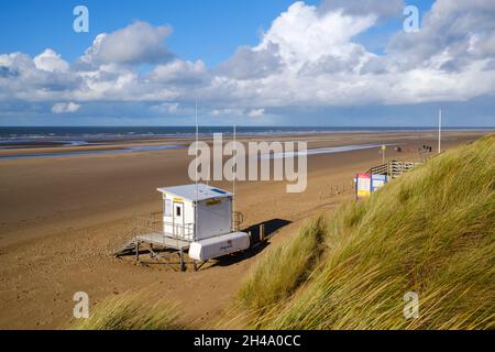 Rettungsschwimmer Hütte vor Sanddünen an einem windigen Herbsttag Stockfoto