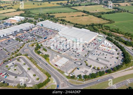 York UK, 21. Juli 2021: Luftdrohnenfoto des Vangarde Shopping Parks in der Stadt Huntington im Vereinigten Königreich mit dem großen Asda-Supermarkt und dem t Stockfoto