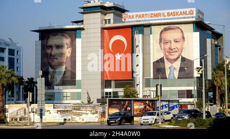 Außenansicht der Provinzdirektion der AK-Partei Izmir; das große Plakat des türkischen Präsidenten Recep Tayyip Erdogan, die türkische Flagge und das Plakat von Atatürk sind am 30. Oktober 2021 in Bayraklı, Izmir, Türkei, an der Außenfassade des Gebäudes aufgehängt. Stockfoto