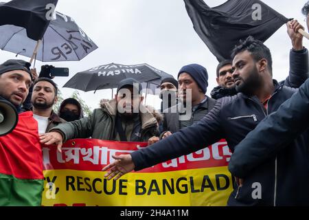 Glasgow, Schottland, Großbritannien. 1. November 2021: Aktivisten versammeln sich vor dem Scottish Event Campus (SEC), um am zweiten Tag der UN-Klimakonferenz COP26 gegen den Premierminister von Bangladesch, Sheikh Hasina, zu protestieren. In der Pressemitteilung heißt es: Der Sundarbans (größter Mangrovenwald weltweit) feiert in diesem Jahr sein 20-jähriges Bestehen als Weltkulturerbe, aber die geplanten Kohlekraftwerke (Rampal Power Plant) werfen einen dunklen Schatten über diese Feier. Kredit: Skully/Alamy Live Nachrichten Stockfoto