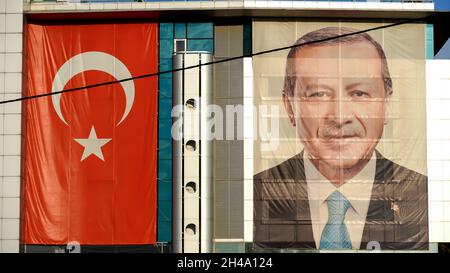 Außenansicht der Provinzdirektion der AK-Partei Izmir; das große Plakat des türkischen Präsidenten Recep Tayyip Erdogan, die türkische Flagge, ist am 30. Oktober 2021 in Bayraklı, Izmir, Türkei, an der Außenfassade des Gebäudes aufgehängt. Stockfoto