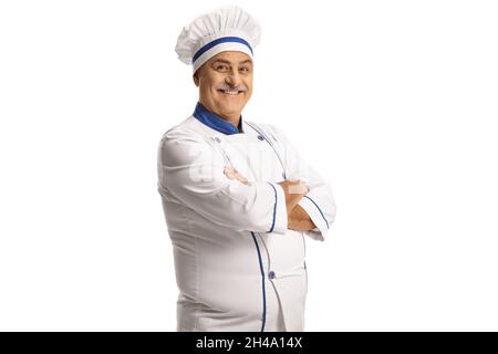 Reifer männlicher Koch in einer Uniform mit gekreuzten Armen isoliert auf weißem Hintergrund posiert Stockfoto