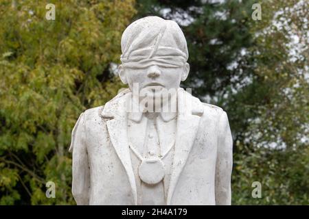 Das „Shot at Dawn“-Denkmal im National Memorial Arbouretum, Staffordshire, Großbritannien. Eine Statue eines jungen britischen Soldaten stellt den privaten Herbert Burden dar, einen der Männer, die im Morgengrauen des Ersten Weltkriegs wegen eines Regelbruchs angeschossen wurden. Heute verstehen wir, dass viele der Hingerichteten wahrscheinlich unter Kampfstress litten. Dies war 1917 als „Shell Shock“ bekannt, wurde aber erst vor kurzem wirklich verstanden. Die Statue wurde von Andy DeComyn modelliert. Stockfoto