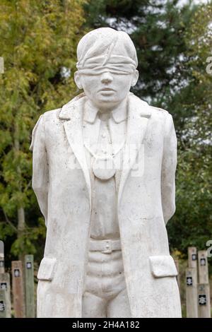 Das „Shot at Dawn“-Denkmal im National Memorial Arbouretum, Staffordshire, Großbritannien. Eine Statue eines jungen britischen Soldaten stellt den privaten Herbert Burden dar, einen der Männer, die im Morgengrauen des Ersten Weltkriegs wegen eines Regelbruchs angeschossen wurden. Heute verstehen wir, dass viele der Hingerichteten wahrscheinlich unter Kampfstress litten. Dies war 1917 als „Shell Shock“ bekannt, wurde aber erst vor kurzem wirklich verstanden. Die Statue wurde von Andy DeComyn modelliert. Stockfoto