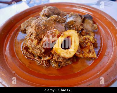 Nahaufnahme von Tangia, Tanjia, einem lokalen Gericht aus Marrakesch und dem Traum von Fleischliebhabern. Gebratenes Lamm, das in Tontöpfen im Hammam Ofen gekocht wird. Hochwertige Fotos Stockfoto