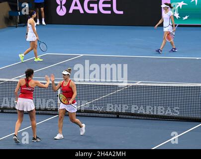 Prag, Tschechische Republik. November 2021. Clara Burel (vorne links) und Alize Cornet aus Frankreich (vorne rechts) in Aktion während des Spiels der Gruppe A gegen Gabriela Dabrowski (hinten rot) und Rebecca Marino aus Kanada (rechts rot) am 1. November 2021 in Prag, Tschechische Republik, Im Frauen-Tennis Billie Jean King Cup (ehemaliger Fed Cup). Kredit: Michal Krumphanzl/CTK Foto/Alamy Live Nachrichten Stockfoto