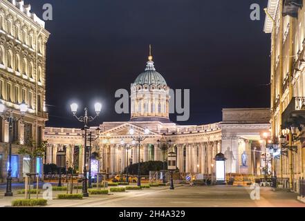 Kasan Kathedrale am Newski Prospekt von der Seite der Malaya Konushennaya Straße in der weltberühmten russischen Stadt Sankt Petersburg Stockfoto