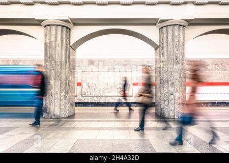 Menschen, die auf der generischen Plattform der U-Bahn-U-Bahn-Station gehen - Urban öffentlichen Verkehrsmitteln Konzept mit Passagieren pendeln zur Hauptverkehrszeit Stockfoto