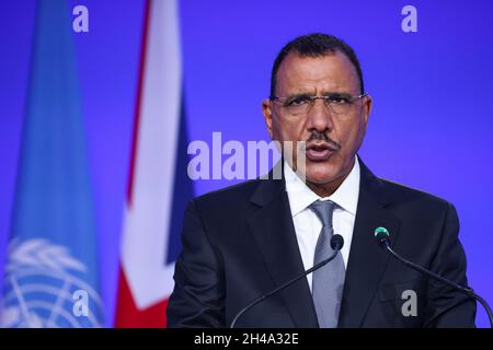 Nigers Präsident Mohamed Bazoum spricht bei der Eröffnungszeremonie des Cop26-Gipfels auf dem Scottish Event Campus (SEC) in Glasgow. Bilddatum: Montag, 1. November 2021. Stockfoto