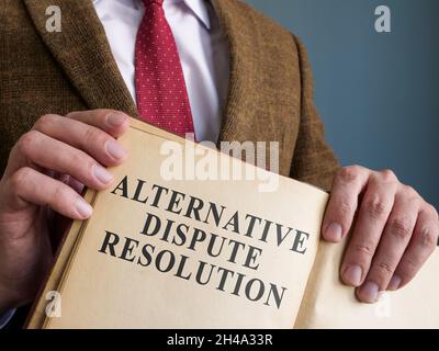 Rechtsanwalt zeigt alternative Methoden zur Streitbeilegung von ADR in dem Buch. Stockfoto