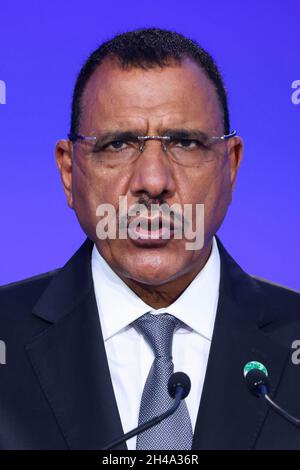 Nigers Präsident Mohamed Bazoum spricht bei der Eröffnungszeremonie des Cop26-Gipfels auf dem Scottish Event Campus (SEC) in Glasgow. Bilddatum: Montag, 1. November 2021. Stockfoto