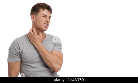 Verärgert jungen kaukasischen Mann leiden unter Reizung und kratzen Haut am Hals, mit schmerzhaften Gesichtsausdruck, isoliert auf weißem Hintergrund. Ekzem Stockfoto