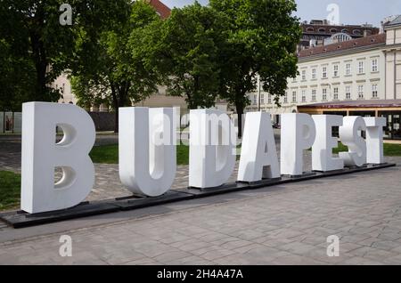 Die großen Buchstaben auf der Straße präsentieren die Stadt Budapest, Ungarn Stockfoto