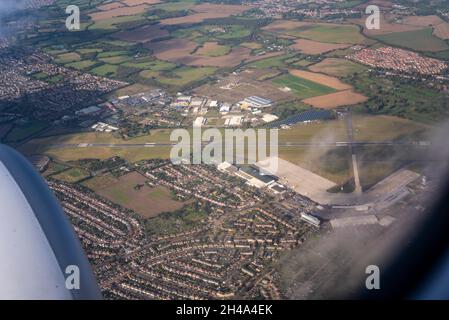 London Southend Airport, Essex, Großbritannien, aus dem Fenster eines Ryanair Boeing 737 Airliner-Düsenflugzeugs gesehen, das sich in der Luft zu Land anschließt. Stadt und Start- und Landebahn Stockfoto