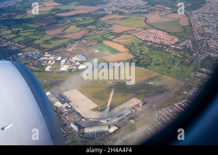 London Southend Airport, Essex, Großbritannien, aus dem Fenster eines Ryanair Boeing 737 Airliner-Düsenflugzeugs gesehen, das sich in der Luft zu Land anschließt. Start- Und Landebahnen Stockfoto