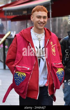 London, Großbritannien. November 2021. Olly Alexander in den Global Radio Studios in London. (Foto von James Warren/SOPA Images/Sipa USA) Quelle: SIPA USA/Alamy Live News Stockfoto