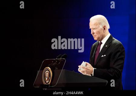 Rom, Italien. Oktober 2021. Präsident Joe Biden spricht während einer Pressekonferenz auf dem G20-Gipfel in Rom.der Präsident der Vereinigten Staaten von Amerika, Joe Biden, traf die Presse am Ende des zweiten Tages des G20-Gipfels in Rom, der im Zentrum "La Nuvola" zu seinen letzten Bemerkungen veranstaltet wurde. Die Konferenz fasste die Einigung mit anderen Staaten über globale Herausforderungen wie das Klimaproblem, die Weltwirtschaft und die Gesundheit nach der Pandemie zusammen. (Foto von Valeria Ferraro/SOPA Images/Sipa USA) Quelle: SIPA USA/Alamy Live News Stockfoto